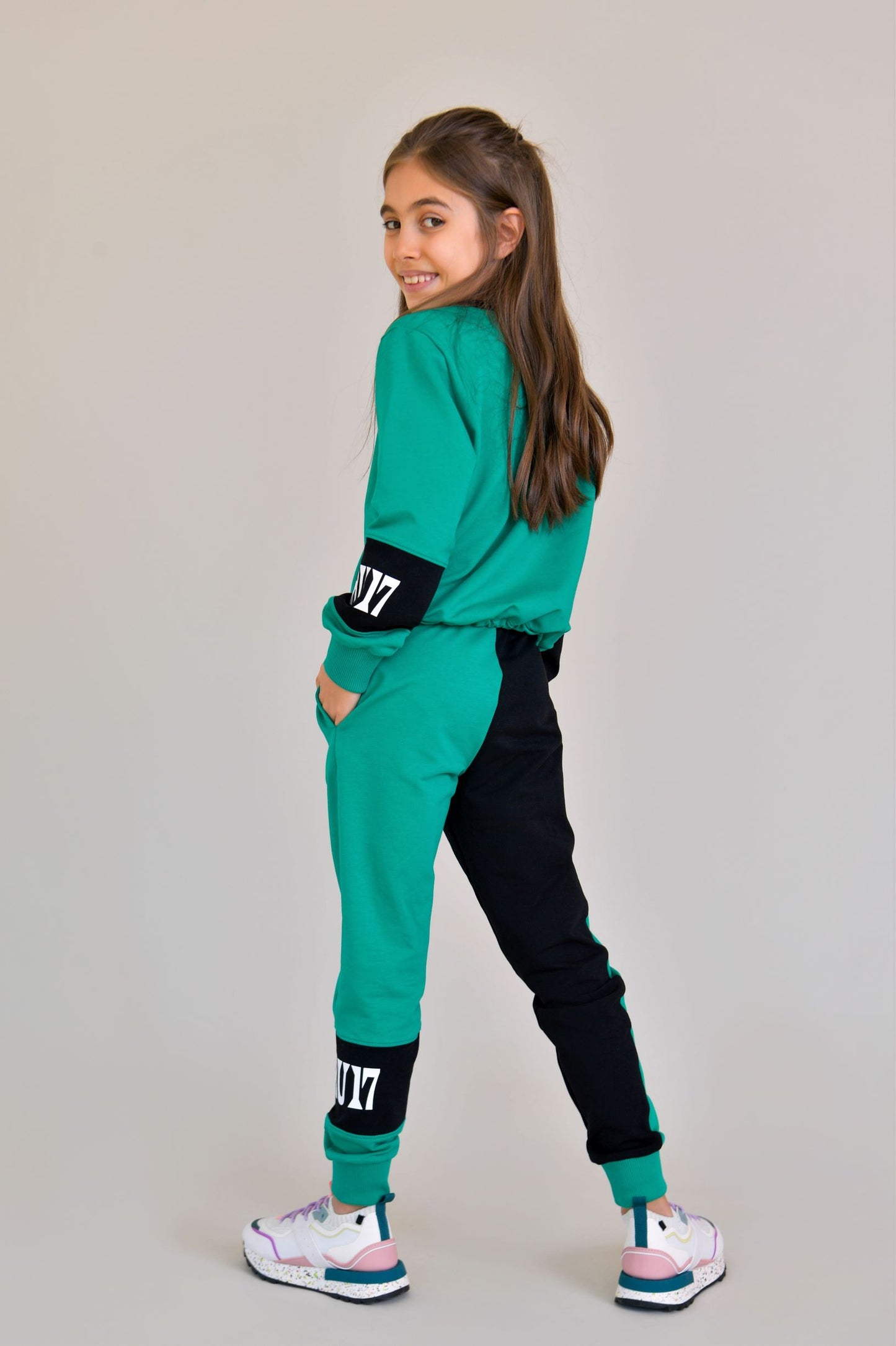 trening bumbac color block verde cu negru si imprimeu fete