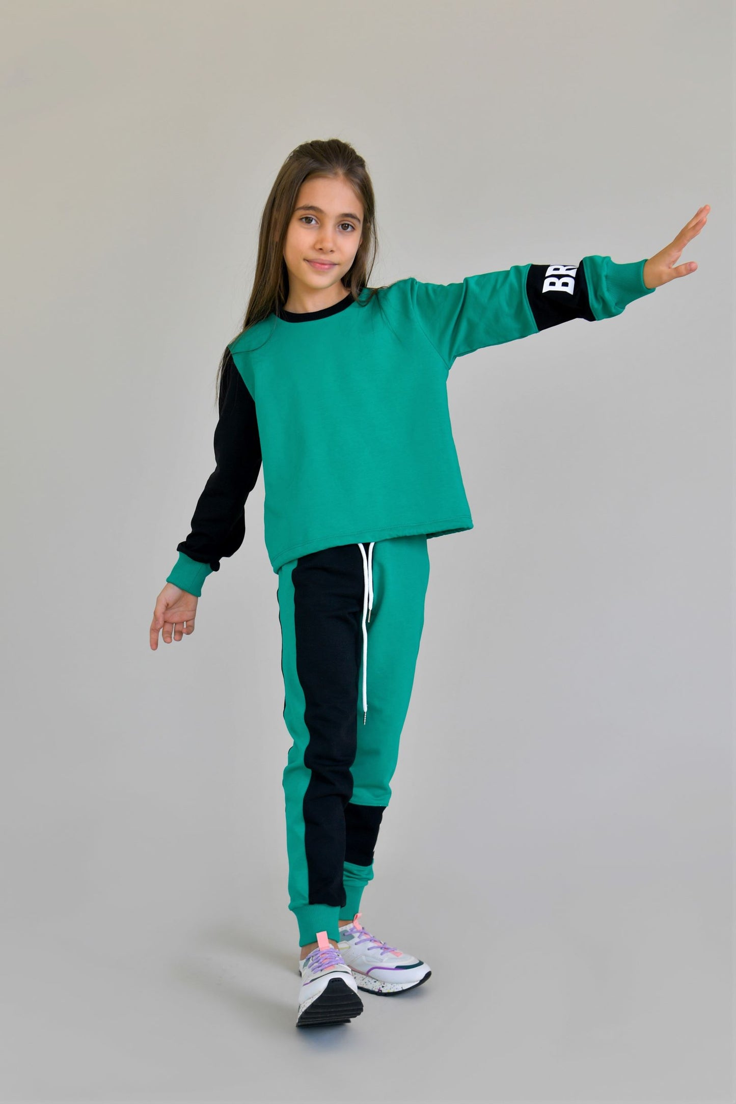trening bumbac color block verde cu negru si imprimeu fete