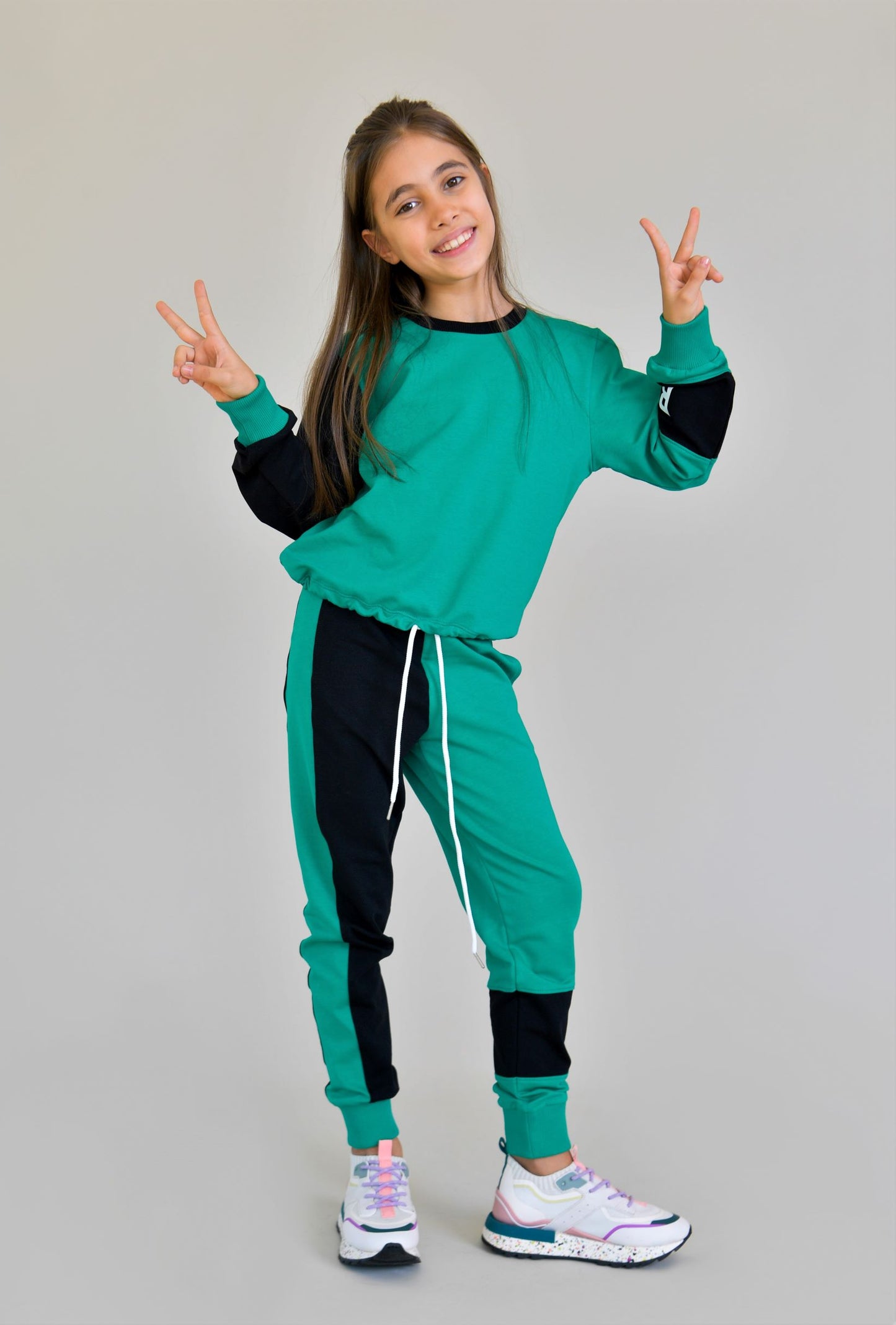 trening bumbac color block verde cu negru si imprimeu fete