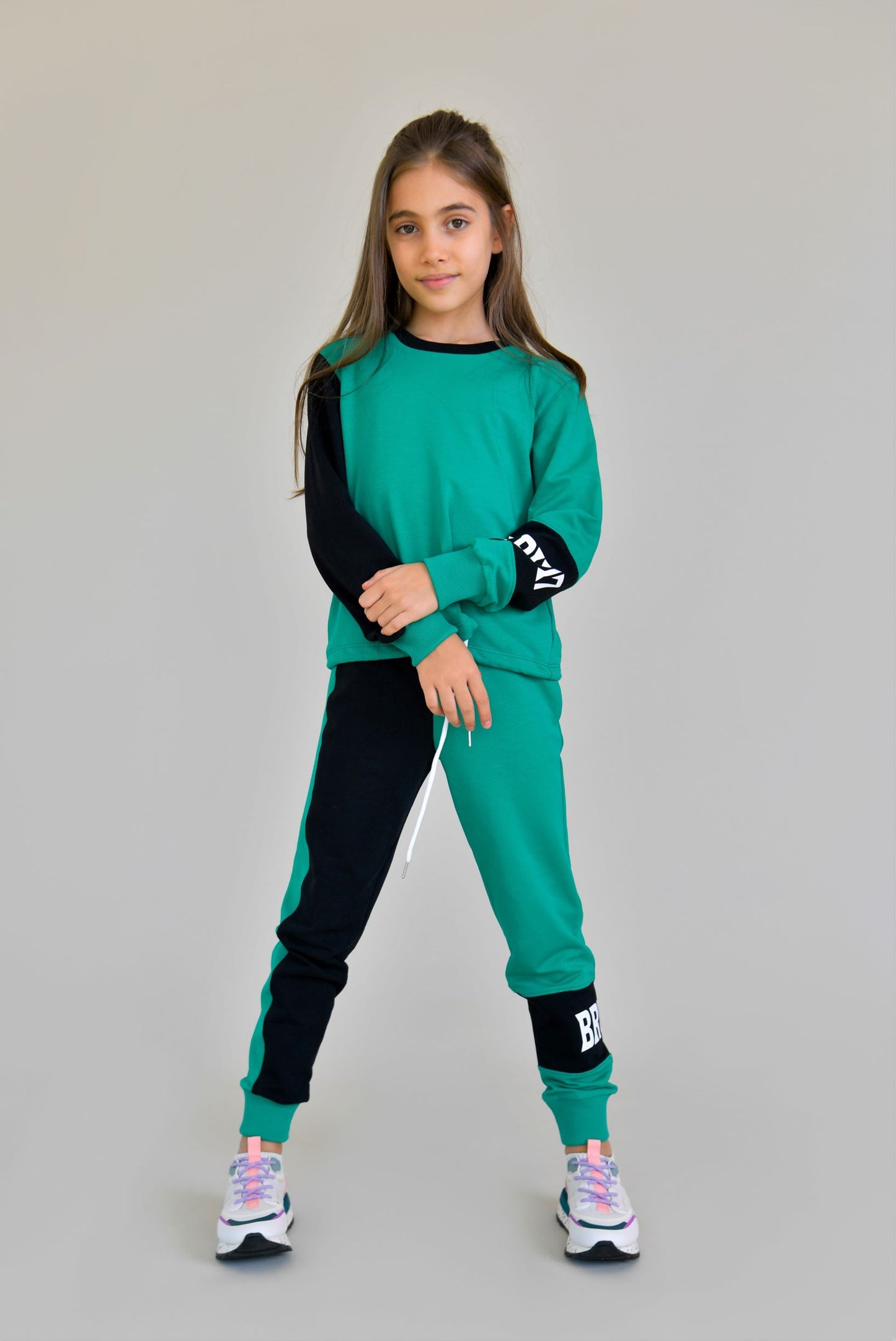 trening bumbac color block verde cu negru si imprimeu fete