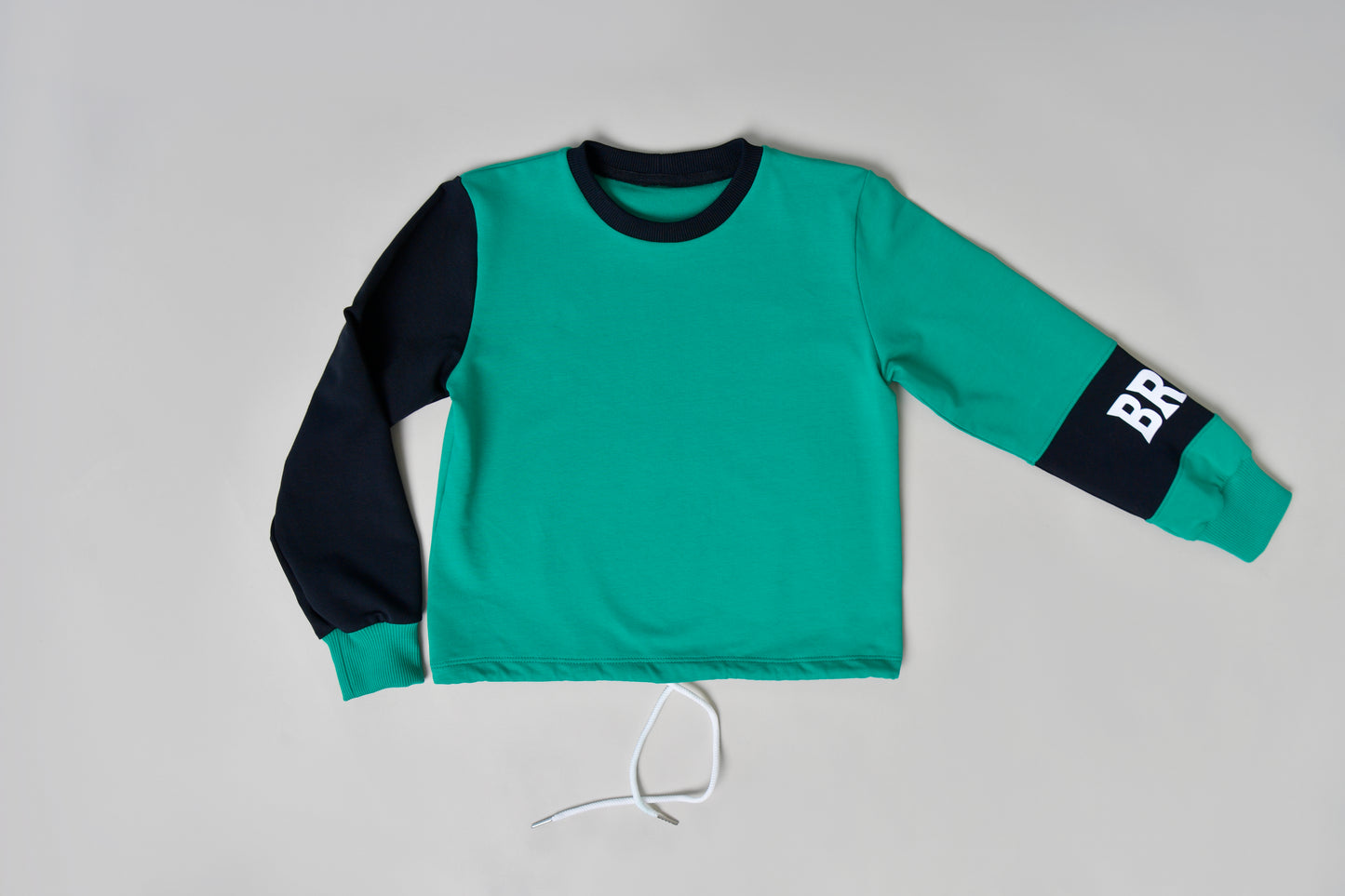 trening bumbac color block verde cu negru si imprimeu fete